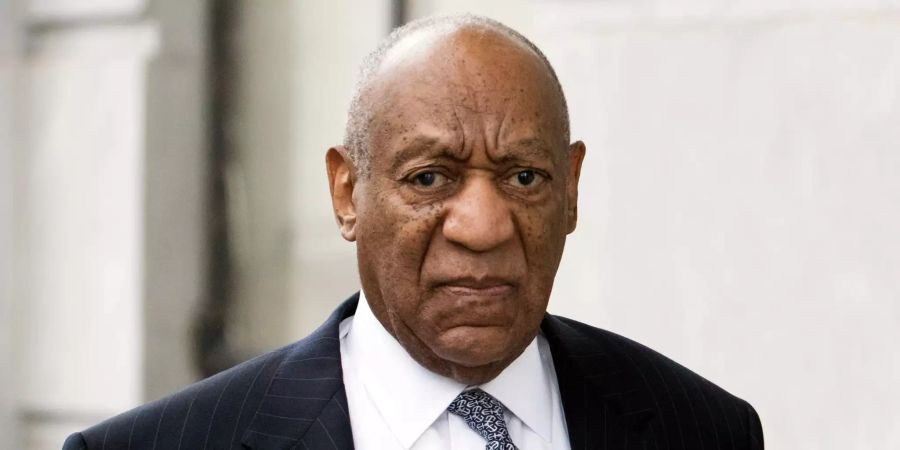 Bill Cosby, Schauspieler und Entertainer aus den USA, kommt zum Gerichtssaal.