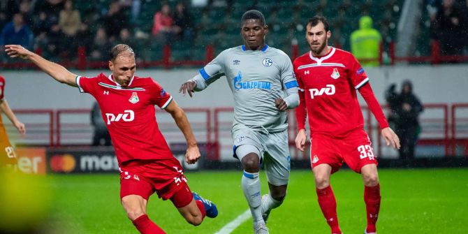 Moskaus Benedikt Höwedes (l-r) schiesst den Ball vor Schalkes Breel Embolo und Moskaus Solomon Kwirkwelia aus dem Strafraum.