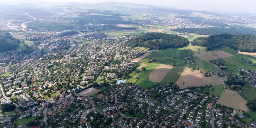 Ein Dorf aus der Luft aufgenommen.