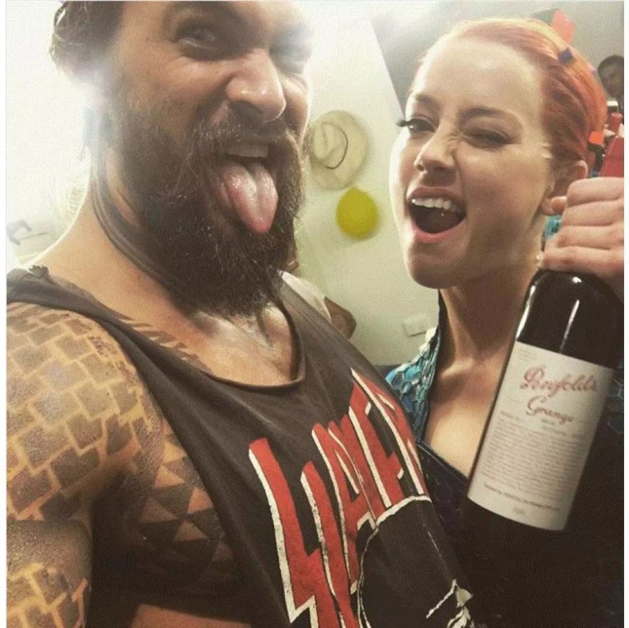 Momoa und Heard gönnen sich zusammen eine Flasche Wein.