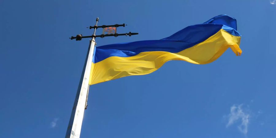 Die Flagge der Ukraine weht im Wind.