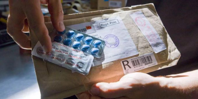 Ein Mitarbeiter des Postzollamtes in Zürich zeigt ein Paket mit Fälschungen des Potenzmittels «Viagra». potenzmittel