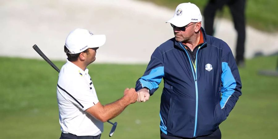 Francesco Molinari (links) aus Italien vom Team Europa und Teamkapitän Thomas Björn aus Dänemark beim Training in Saint-Quentin-en-Yvelines bei Paris.