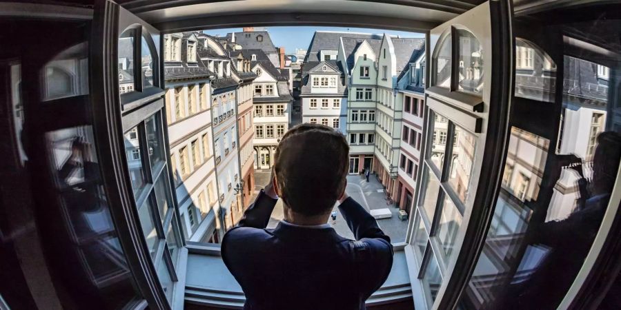 Von einem Dachfenster ergibt sich ein Blick auf den Hühnermarkt im Herzen der Frankfurter Altstadt.