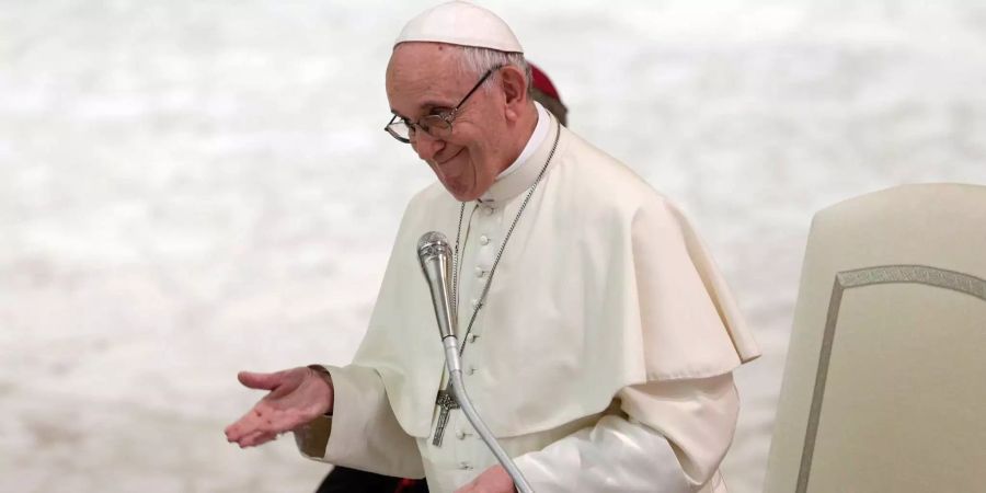 Papst Franziskus äussert sich bei einem Treffen mit Mitgliedern des italienischen Elternverbandes im Vatikan.