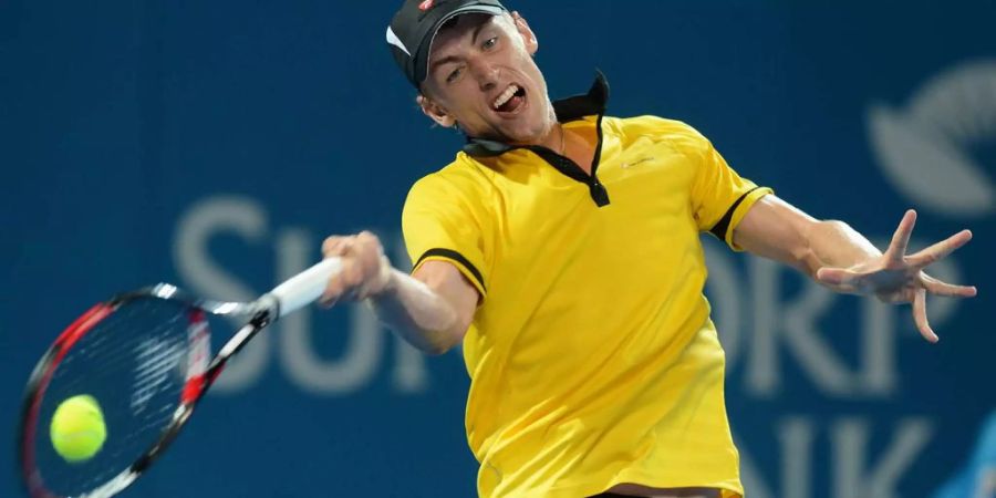 John Millman spielt einen Ball an seinem Heimturnier in Brisbane.