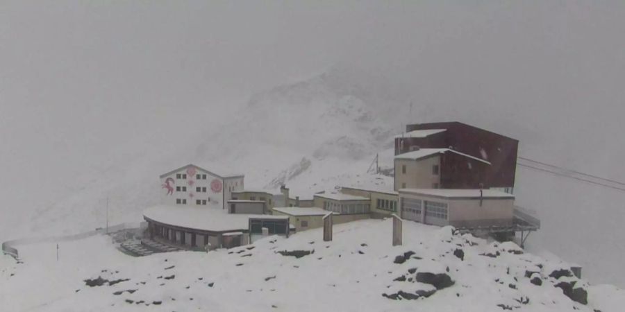 Schnee fällt auf der Bergstation Diavolezza im Kanton Graubünden.