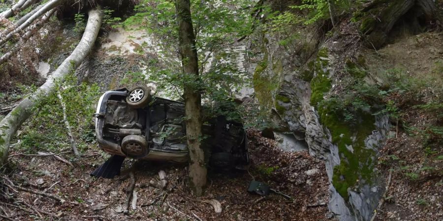 Das Auto blieb in Mastrils unterhalb eines über zehn Meter hohen Felsens liegen.