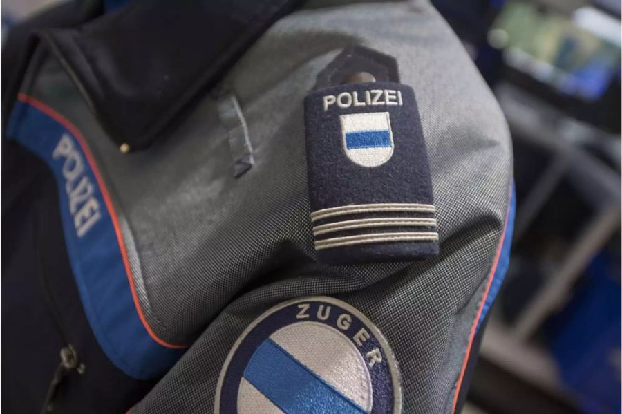 Schulter eines Polizisten der Zuger Polizei - Keystone