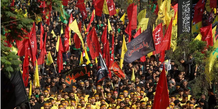 Unterstützer der Hisbollah rufen Slogans und schwenken Fahnen während einer Massenkundgebung anlässlich des "Muharram-Trauerns" am neunten Tag des ersten Monat des islamischen Kalenders. (Symbolbild)