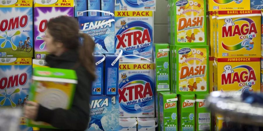 Waschmittel werden in einem Supermarkt in Luzern angeboten.