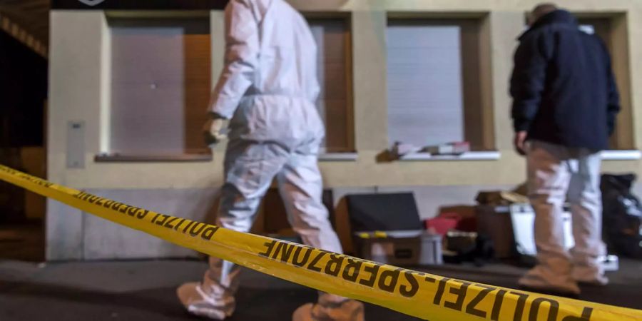 Die Spurensicherung im Einsatz vor dem Tatort.
