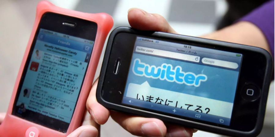 Zwei Personen nutzen in Japan den Online-Dienst Twitter.