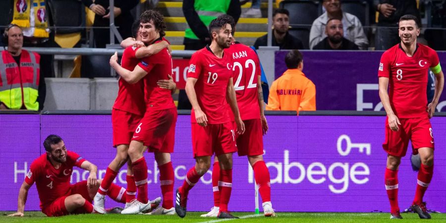 In der Uefa Nations League freuen sich die Spieler der Türkei über den Sieg gegen Schweden.