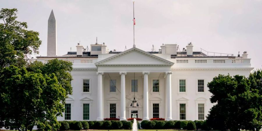 Die US-Flagge am Weissen Haus war nach dem Tod des Senators auf Halbmast gesetzt worden.