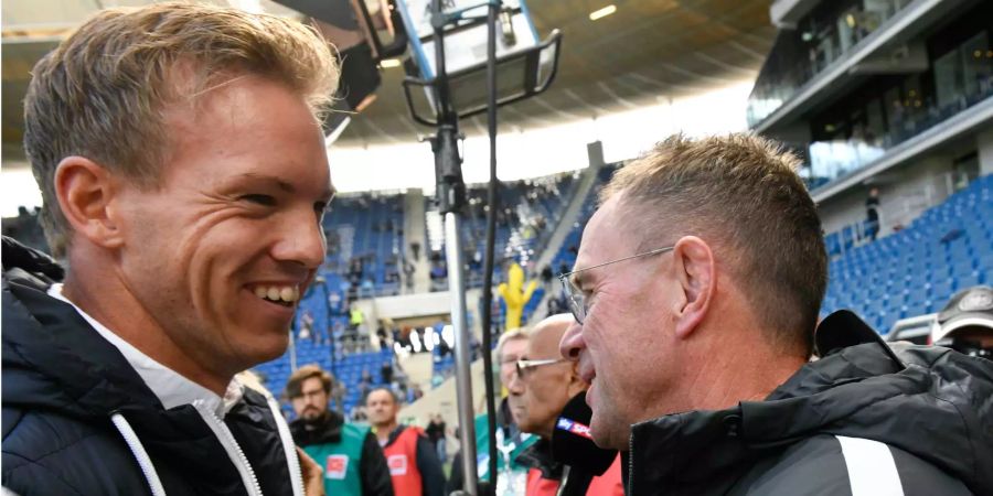 Hoffenheims Trainer Julian Nagelsmann (links) begrüsst Leipzigs Trainer Ralf Rangnick.