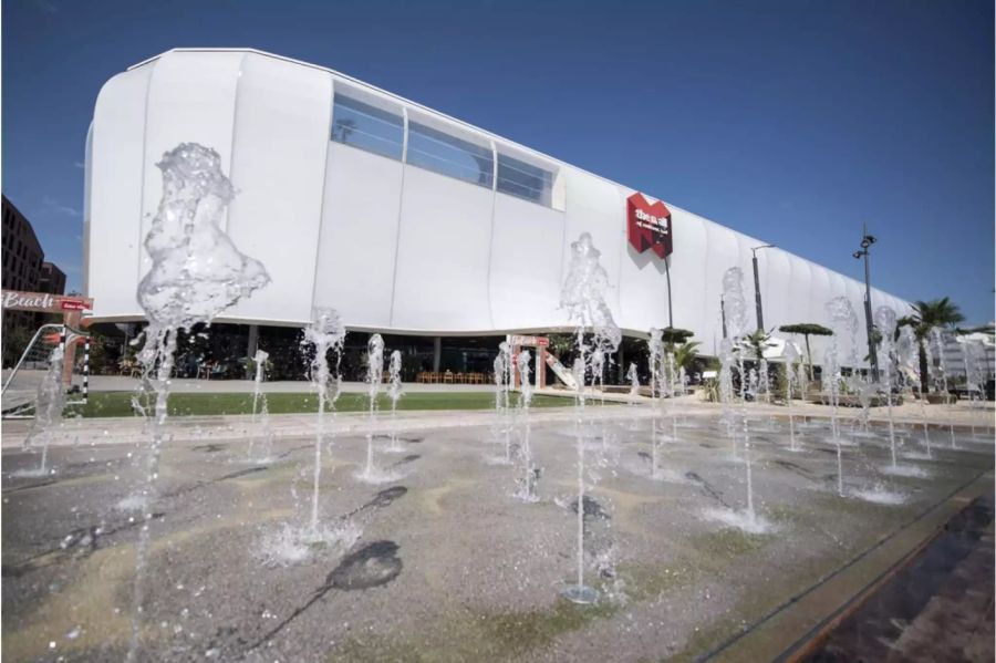 Blick vom Brunnen vor der Mall of Switzerland auf die Mall selbst - Keystone