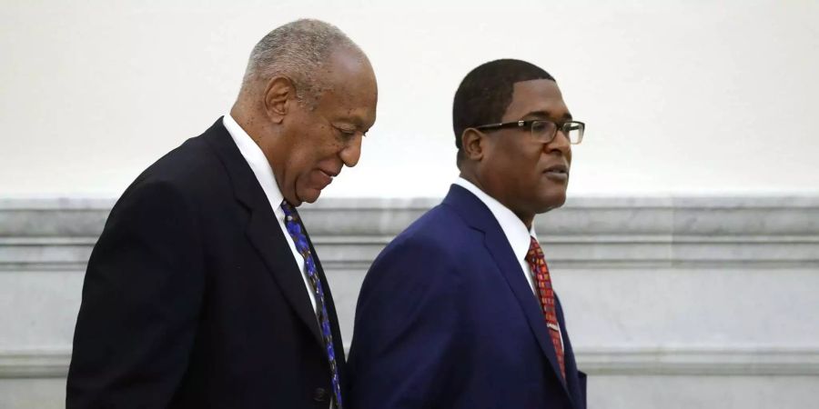 Der US-Entertainer Bill Cosby und sein Assistent Andrew Wyatt in Norristown (USA).