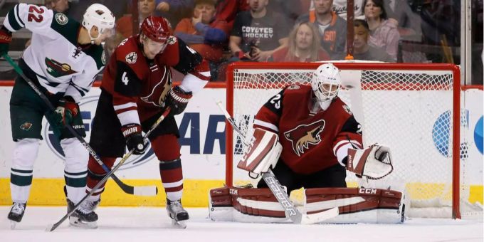 Anders Lindbäck fängt den Puck bei einem Spiel der Arizona Coyotes. Anders Lindbäck fängt den Puck bei einem Spiel der Arizona Coyotes.