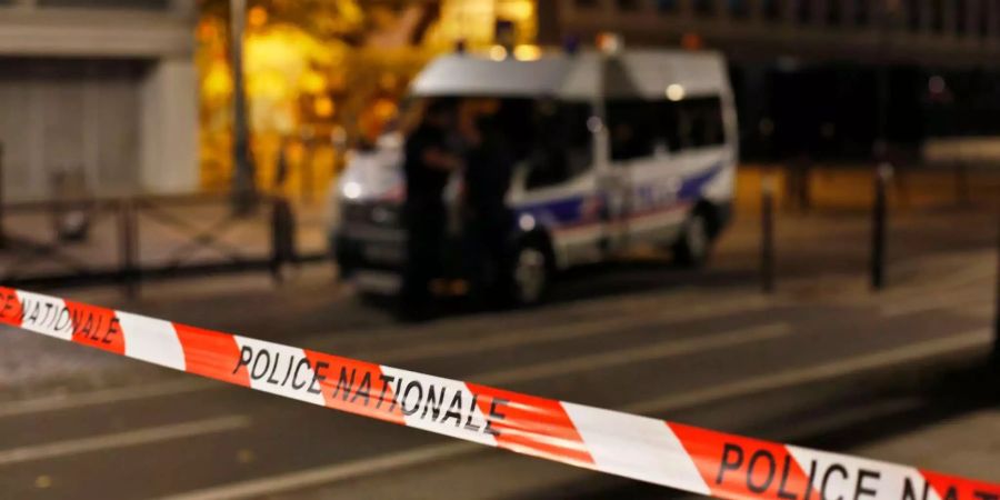 Die Polizei sichert den Tatort der Messerattacke in Paris.