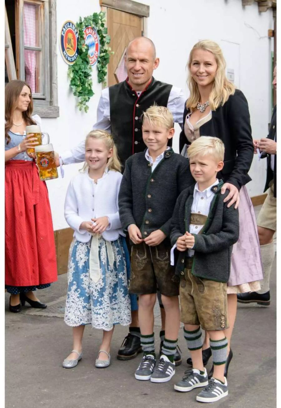 Arjen Robben vom FC Bayern München kommt mit seiner Frau Bernadien Eillert und den gemeinsamen Kindern Lynn (l-), Luka und Kai in das Käferzelt auf dem Oktoberfest auf der Theresienwiese.