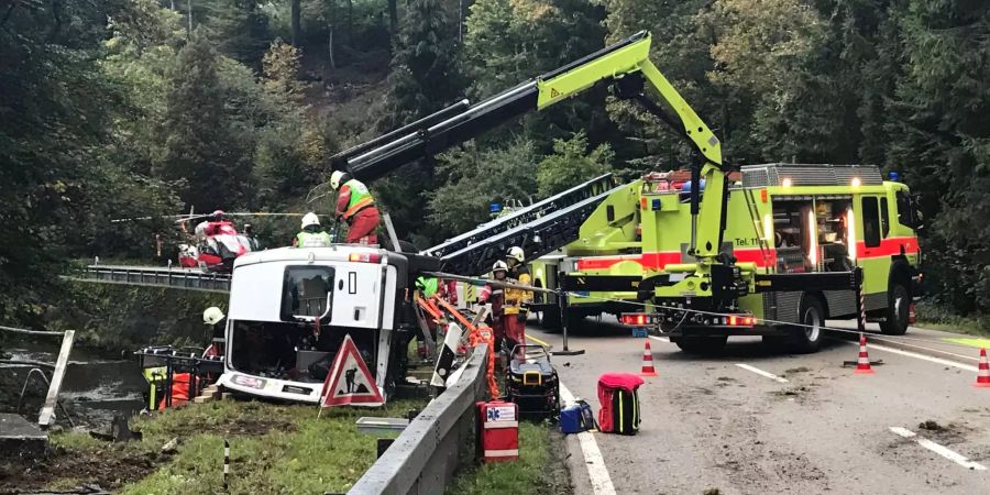 Die Feuerwehr im Einsatz, um den eingeklemmten Lastwagenfahrer zu befreien.