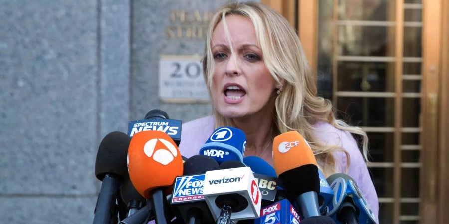 Die US-Pornodarstellerin Stormy Daniels (Stephanie Clifford) spricht mit Medienvertretern.