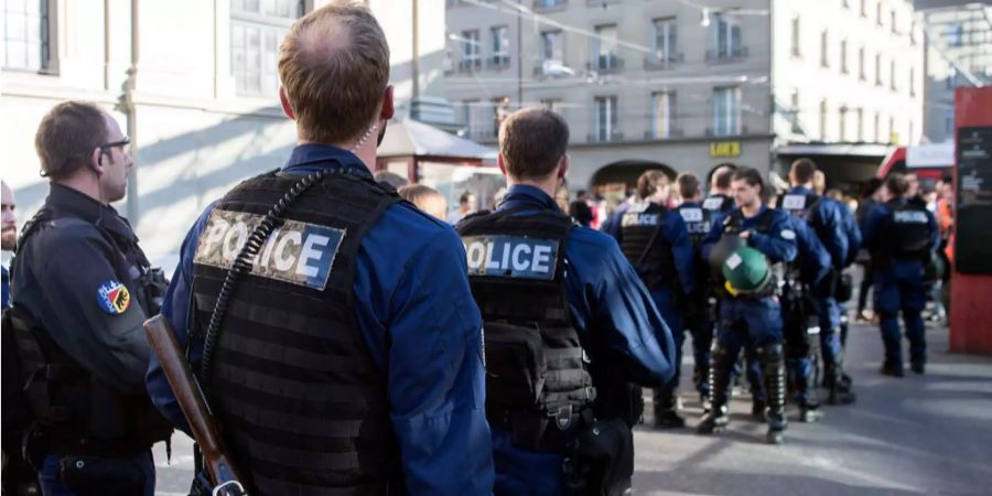 Berner Polizisten am Bahnhof Bern.