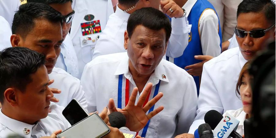 Der philippinische Präsident Rodrigo Duterte spricht mit Reportern nach einer Kranzniederlegungen auf dem Heldenfriedhof anlässlich des National Heroes Day.