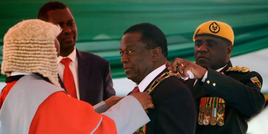 Emmerson Mnangagwa, Präsident von Simbabwe, bekommt bei seiner Amtseinführung im National Sports Stadion in Harare eine Kette um den Hals gelegt.