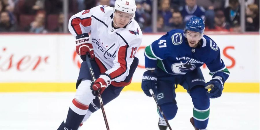 Sven Bärtschi (rechts, Canucks) verfolgt Jakub Vrana (Capitals).