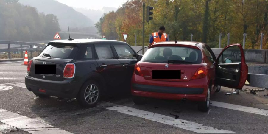 Die beiden Autos liegen auf der Strasse.