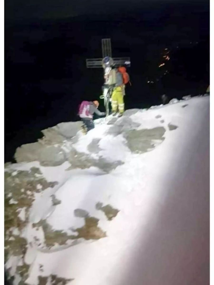 Zwei polnische Touristen beim Gipfelkreuz des Matterhorns.