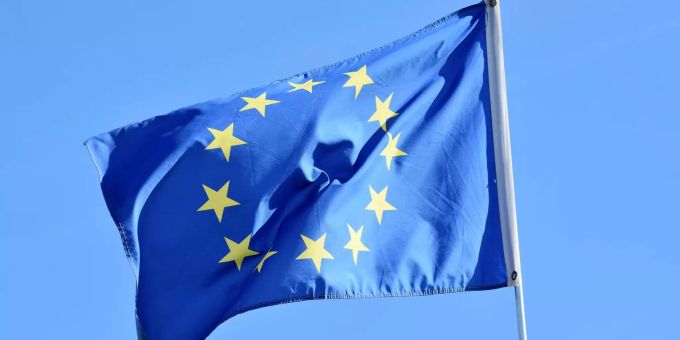 Eine EU-Fahne weht im Wind. Eine EU-Fahne weht im Wind.