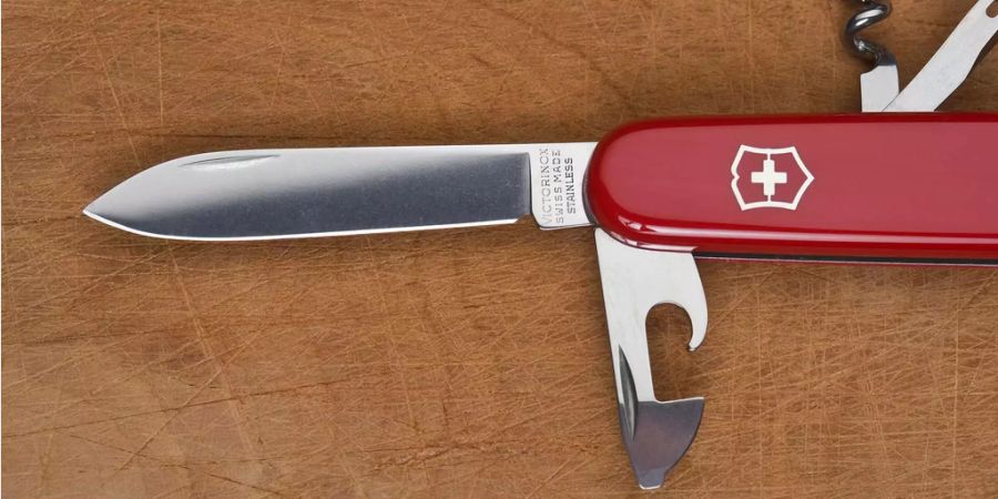 Ein aufgeklapptes Sackmesser der Firma Victorinox liegt auf dem Tisch.