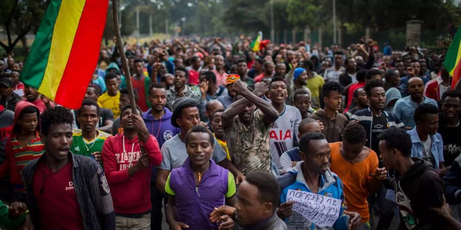 Tausende von Demonstranten protestieren gegen eine Gewaltwelle am vergangenen Wochenende, bei der mindestens 23 Menschen getötet wurden.