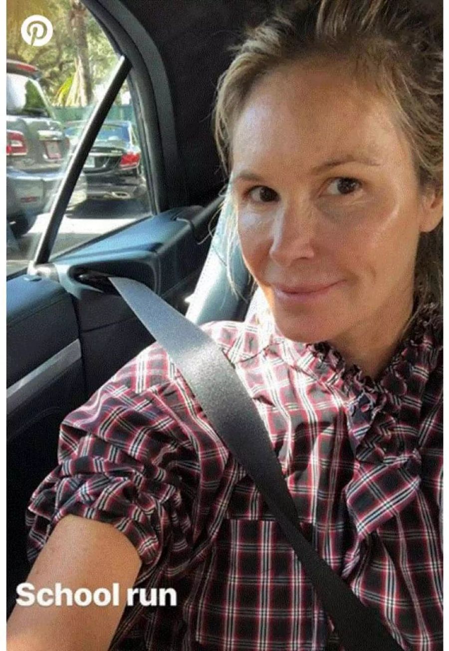 Ellen Macpherson macht von sich ungeschminkt im Auto ein Foto.