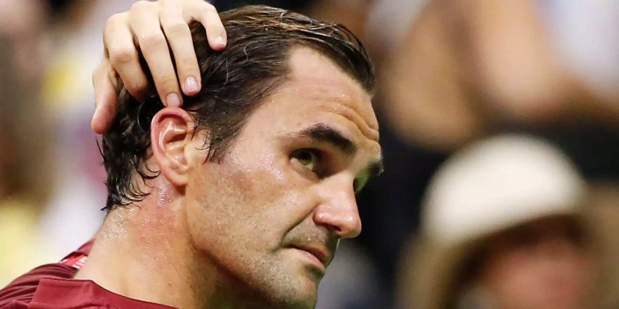 Roger Federer verlässt den Platz nach der Niederlage gegen John Millman.