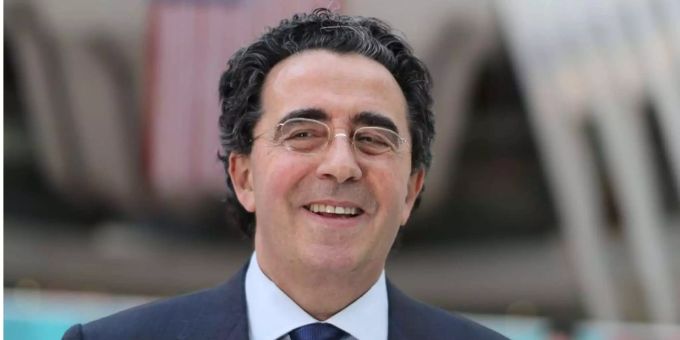 Stararchitekten Santiago Calatrava besucht die Eröffnungszeremonie. zürich stadelhofen