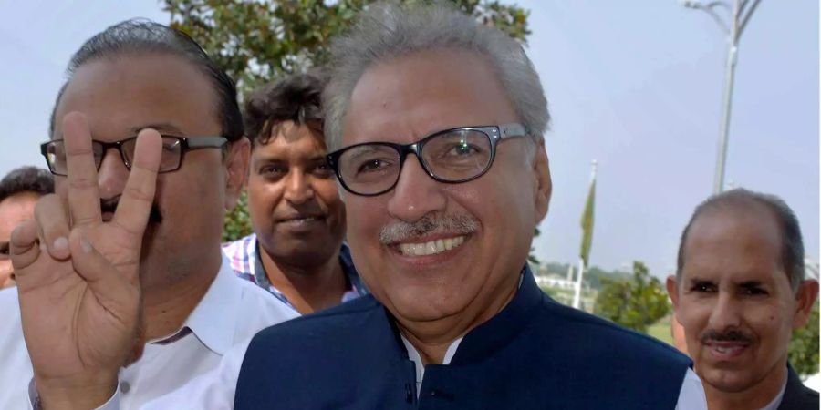 Präsidentschaftskandidat der regierenden Partei Pakistans Tehreek-e-Insaf, Arif Alvi, zeigt ein Victory-Zeichen als er im Parlament eintrifft.