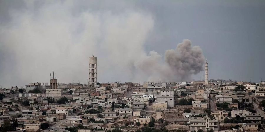 Rauch zieht nach einer Explosion nahe der syrischen Provinz Idlib auf.