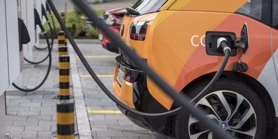 Mit sauberem Strom fahren Elektroautos fast zum CO2-Nulltarif. Im Bild die erste High-Power-Ladestation der Schweiz an der A2-Autobahnraststätte Neuenkirch. Dort lassen sich E-Autos sehr schnell laden – je nach Modell innert Minuten.