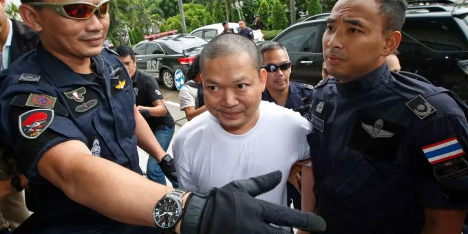 Wirapol Sukphol, ehemaliger buddhistischer Mönch, wird von Beamten der thailändischen Staatsanwaltschaft eskortiert. Wirapol Sukphol, ehemaliger buddhistischer Mönch, wird von Beamten der thailändischen Staatsanwaltschaft eskortiert.