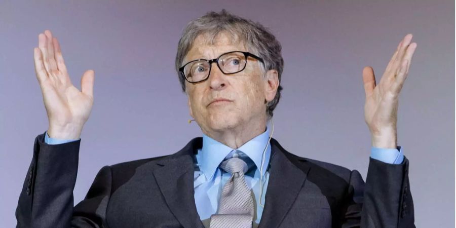 Bill Gates gestikuliert während einer Konferenz über Innovationen in Afrika.