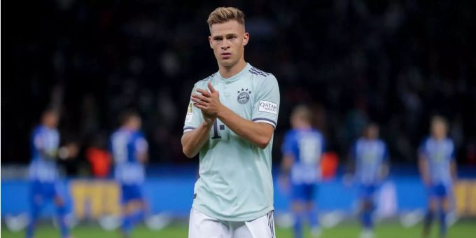 Bayern Münchens Joshua Kimmich bedankt sich nach einem Spiel bei den Fans. Bayern Münchens Joshua Kimmich bedankt sich nach einem Spiel bei den Fans.