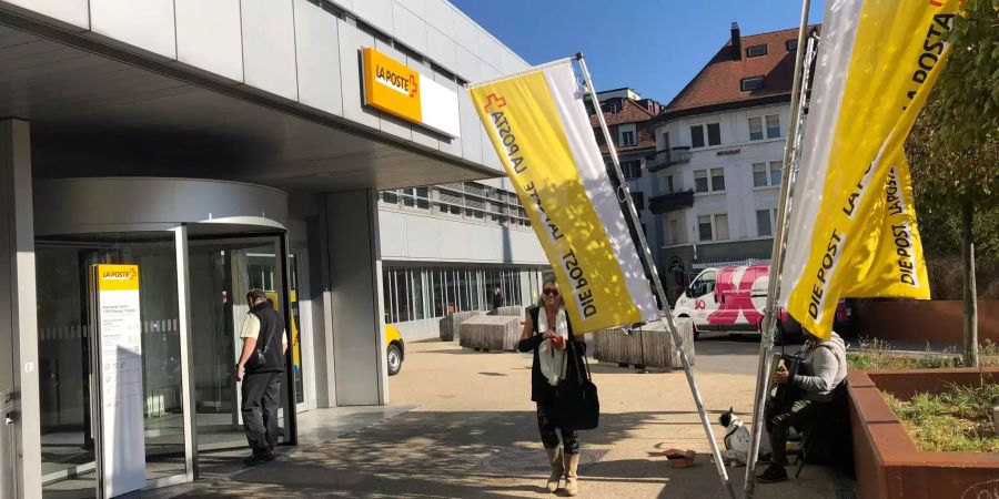 Fahnen vor der Post in Freiburg, der modernsten Filiale im Kanton.