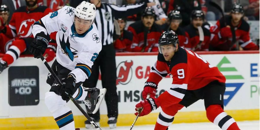 Timo Meier schiesst gegen die New Jersey Devils aufs Tor.