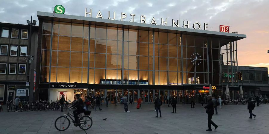 Der Hauptbahnhof. Nach der Geiselnahme in einer Apotheke im Kölner Hauptbahnhof prüft die Polizei einen Terror-Hintergrund.