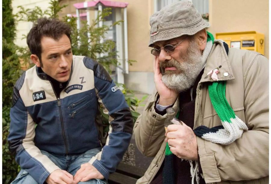 Ein undatiertes Szenenfoto aus Folge 1112 der Fernsehserie Lindenstrasse mit dem Titel «Reizklima» zeigt Alex (Joris Gratwohl, l) und Harry (Harry Rowohlt, r).