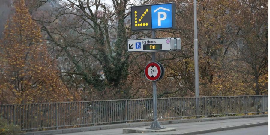Einfahrt Wegweiser bei einem Parkhaus. (Symbolbild)